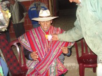 /album/fotogaleria/faustino-pumacayo-recibiendo-el-pataguay-tradicional-de-costumbre-jpg/